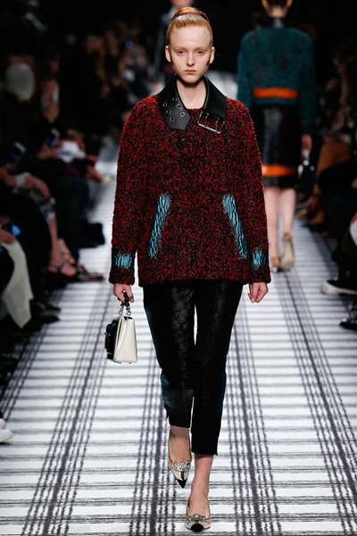 Look 17